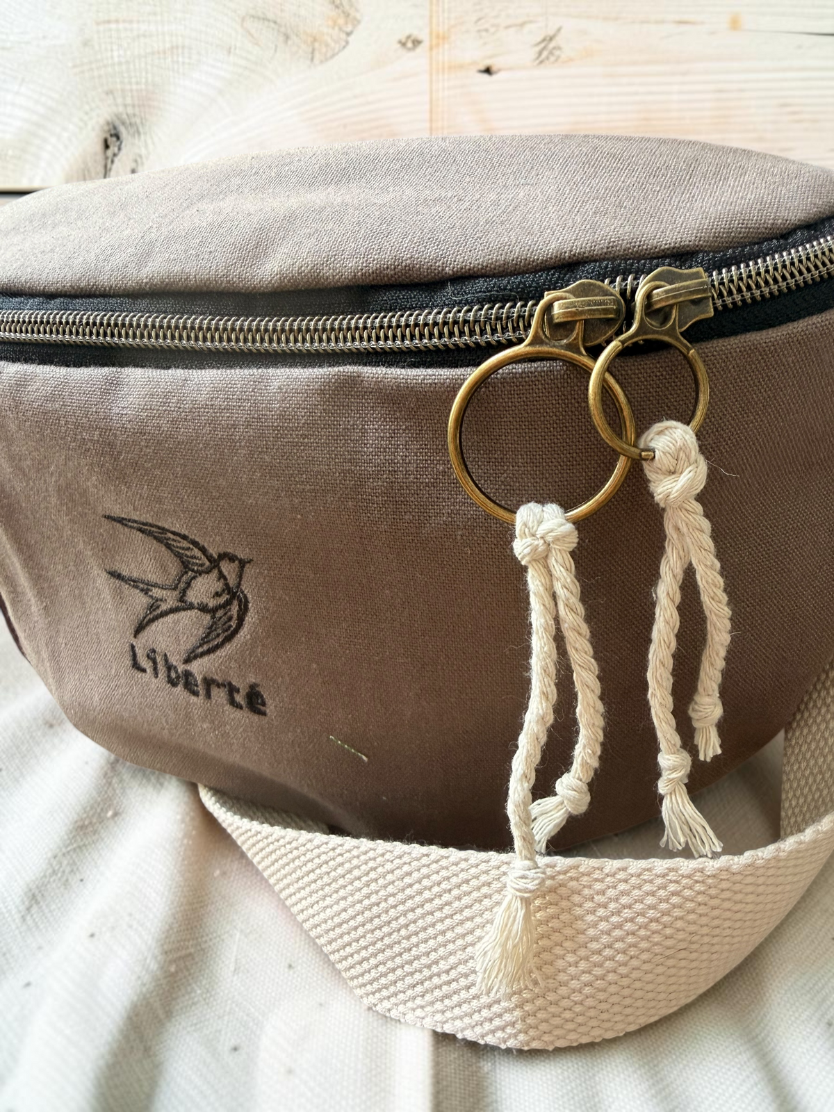 Sac banane Liberté – Taupe brodé hirondelle