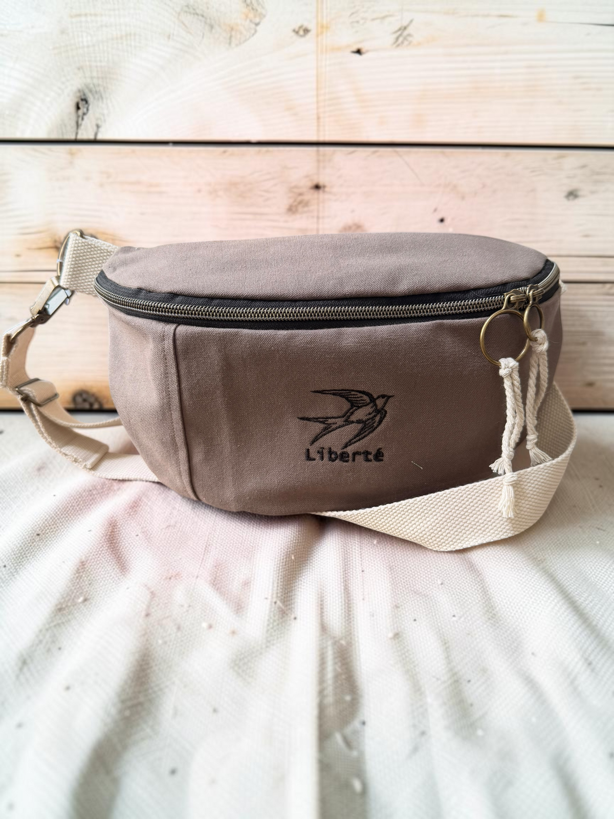Sac banane Liberté – Taupe brodé hirondelle