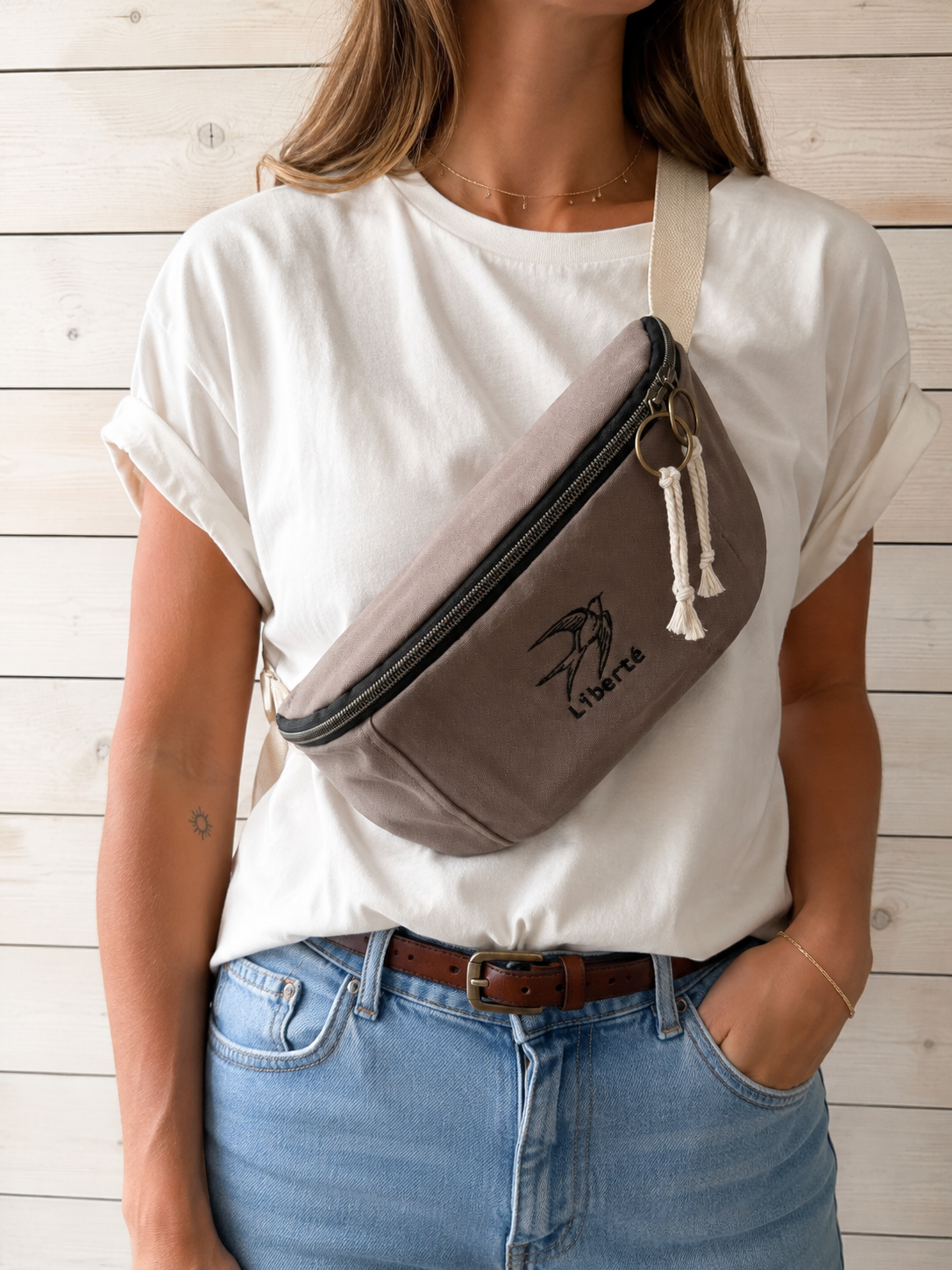 Sac banane Liberté – Taupe brodé hirondelle