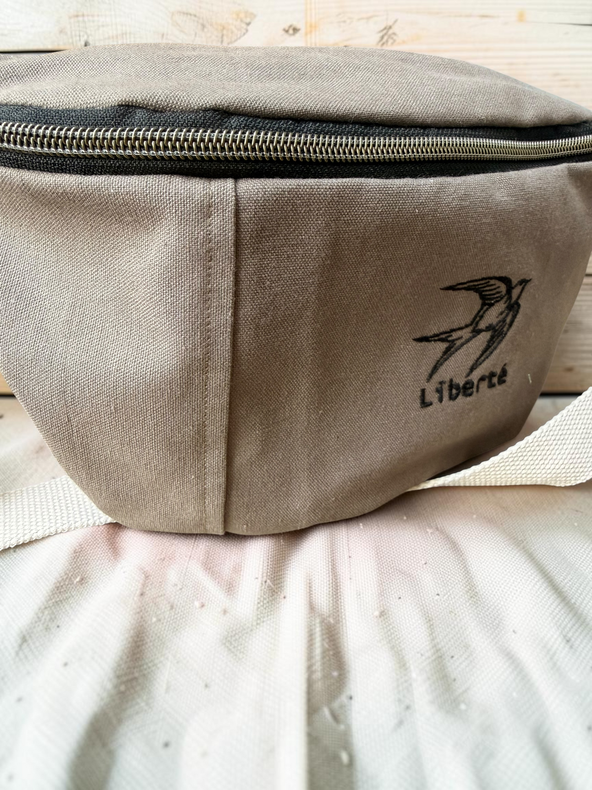 Sac banane Liberté – Taupe brodé hirondelle