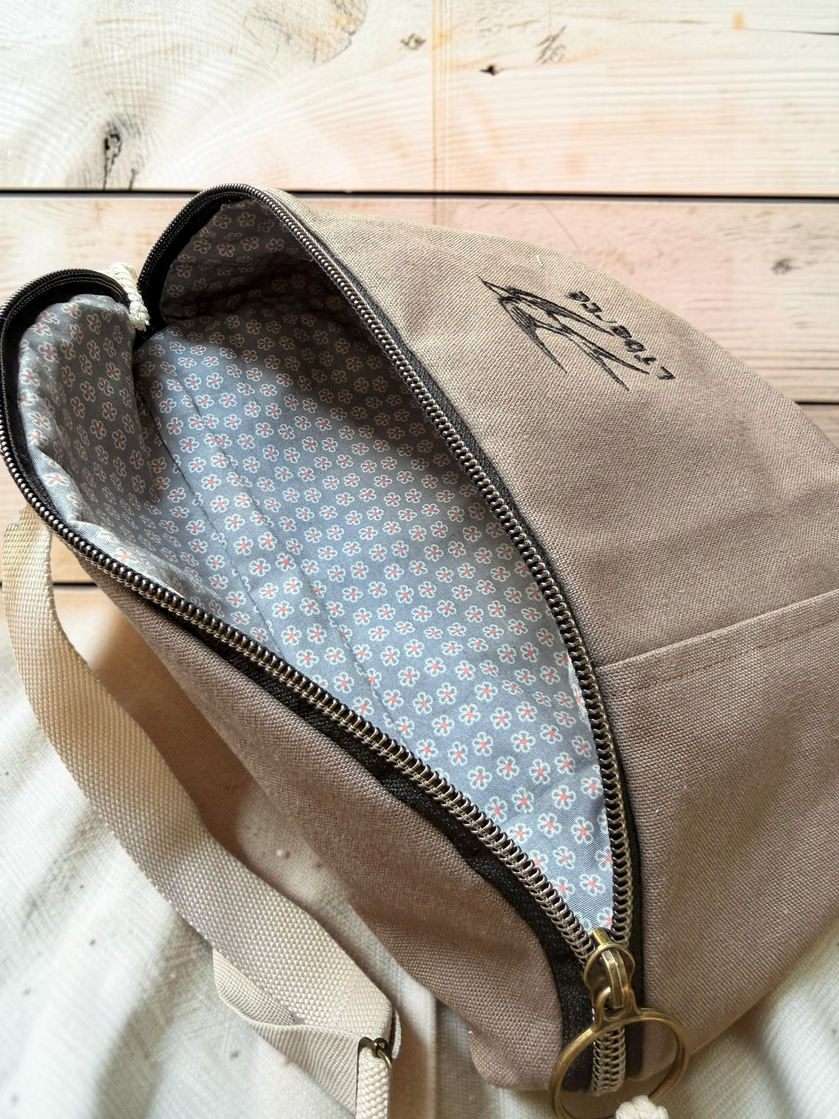 Sac banane Liberté – Taupe brodé hirondelle