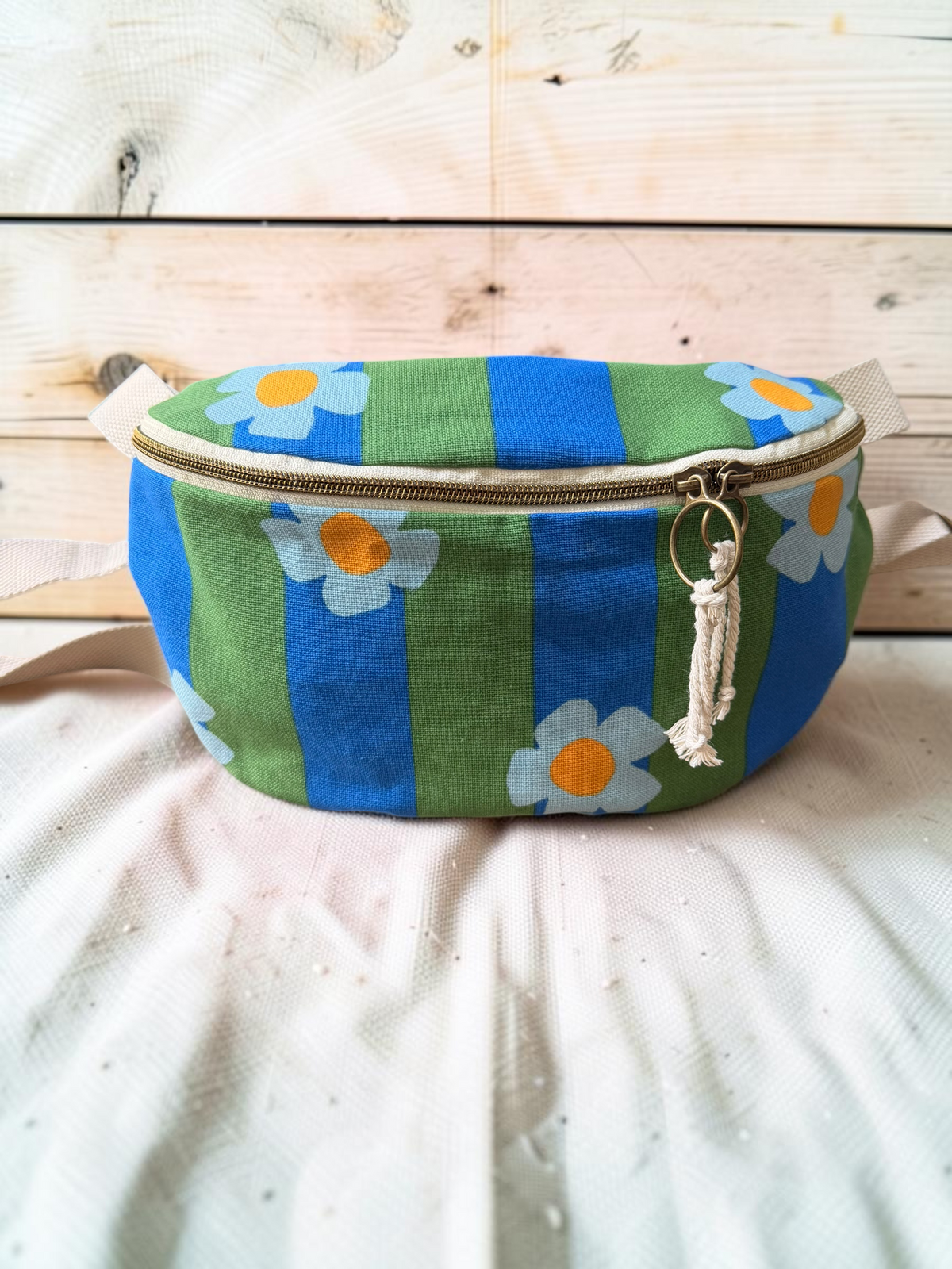 Sac banane Marguerite – Création artisanale en tissu fleuri