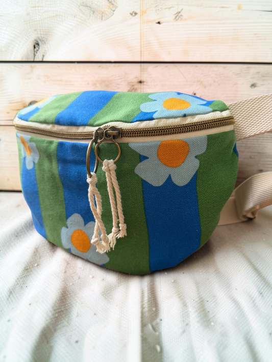 Sac banane Marguerite – Création artisanale en tissu fleuri