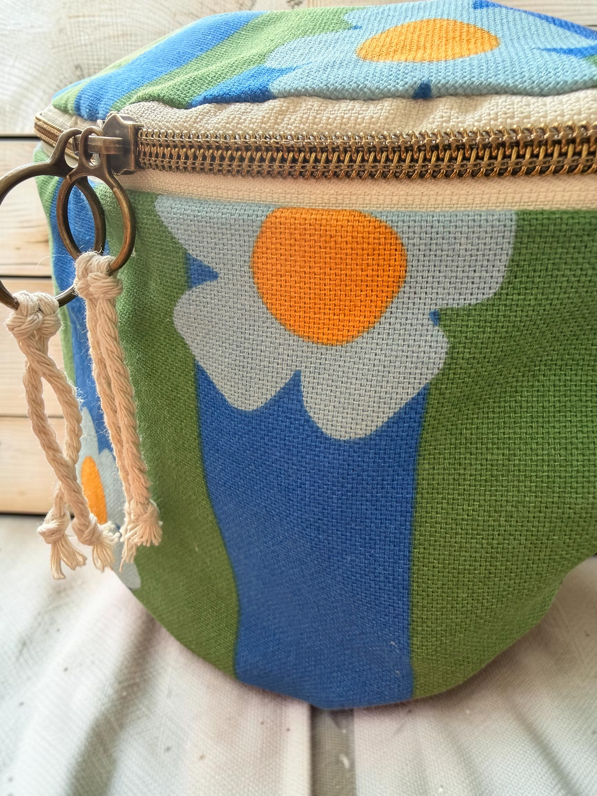 Sac banane Marguerite – Création artisanale en tissu fleuri