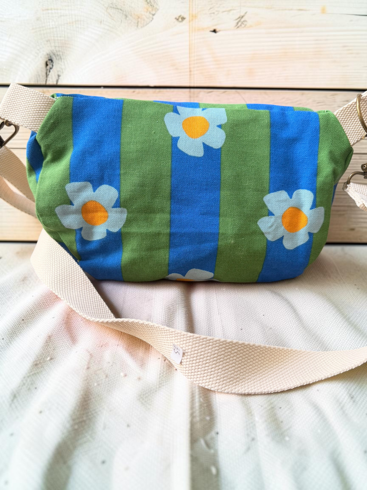 Sac banane Marguerite – Création artisanale en tissu fleuri